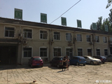 喜剧教父英达新剧《厂区日志》开机，片场方言教学世界杯狂欢引热议