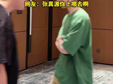 当张真源在北京遇到了于洋，张真源即兴给于洋表演一段舞蹈
