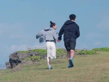 曼联球迷夫妻年耗2万购球衣，穿战袍打卡全球地标