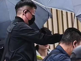 苏新皓黑色发带绿色冲锋衣亮相新剧路透
