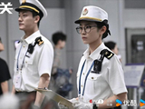 经超、黄尧“沉浸式”当海关人，如何把“开箱查验”拍成职业剧