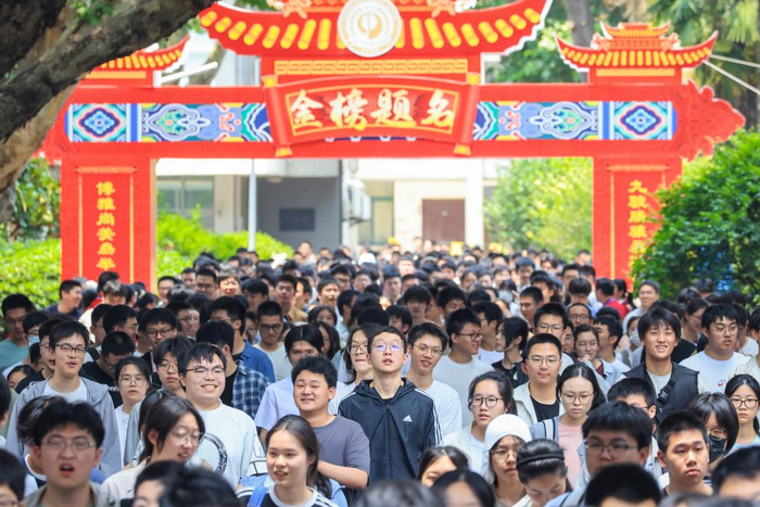 6月7日，在南京市第九中学考点，考生参加完首场科目考试后走出考场。新华社发（苏阳 摄）