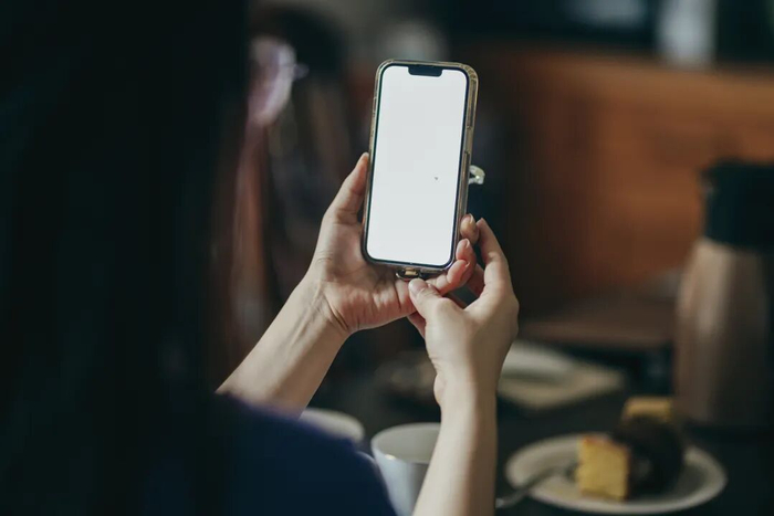 遏制伪科普，媒体要澄清谬误、正本清源，主动承担起科学普及的责任，让真正的专家走到台前，以专业解析及时回应社会关切。互联网平台要切实负起责任，加强对内容的审核把关。现在很多时候，视频的争议越大流量越大，流量越大推荐越多，助长了不实信息的传播。互联网平台要摒弃“唯流量”算法，坚持“流量向善”，对那些故意引争议博流量的伪科普，不仅不能迎合推流，还要加强审查、及时纠偏。