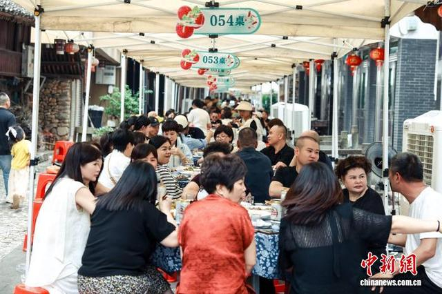 近日，瑞安市第22届杨梅文化旅游季活动现场，众多游客体验杨梅宴。瑞安市委宣传部 供图