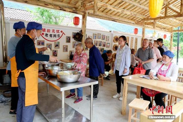 2026年6月，漩滩村老人在老年食堂用餐。 张威 摄
