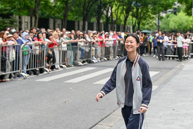 6月7日，上海，华东师大一附中（虹关路校区）考点，考完语文后考生开心地走出考场。澎湃新闻记者 朱伟辉 图
