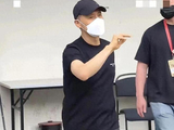 张学友助阵胡枫演唱会，白发苍苍眼角皱纹，仍热情伸手回应粉丝
