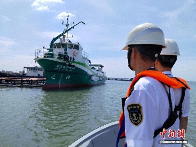 6月8日，广东省湛江市，海事执法人员护航“粤坡渔养10001”启程试用。 曾子晋 摄