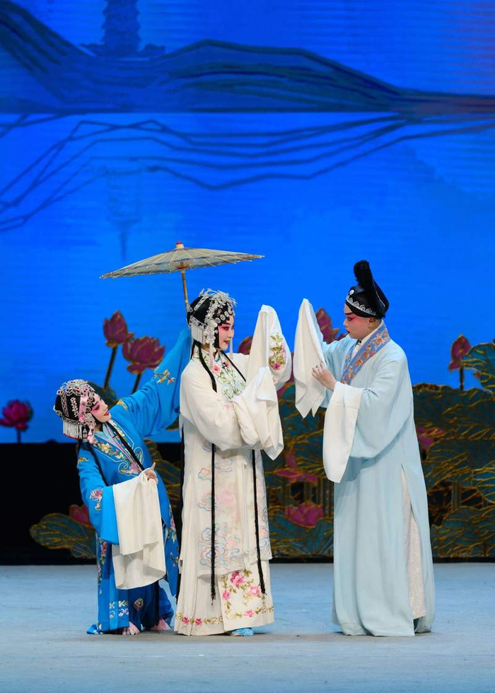 2026年4月，西安演艺集团青年团在天津演出，王星媛在《白蛇传》里饰演白素贞。受访者供图