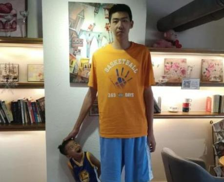 广东男篮对徐昕非常重视，已经从各方面给他最好的待遇，甚至朱芳雨也会亲自来指导徐昕的技术，从目前来看，按照正常的发展趋势，徐昕会成为一代优秀的篮球运动员。不过他能否接班易建联，还不能肯定，毕竟易建联是中国篮球领域的天才运动员，15岁就进入CBA，还得到了NBA联盟的青睐。想要接班易建联并不容易，他不仅要有出色的篮球技术，还要有领导才能，因为易建联是我国篮球队的核心球员！