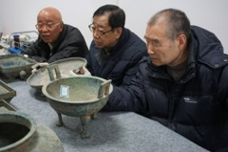 三位先生为复旦大学博物馆鉴定青铜器