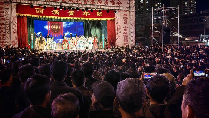 今年4月，西安演艺集团青年团在甘肃秦安县演出，王星媛在《杨门女将》里饰演穆桂英。图源：西安演艺集团青年团