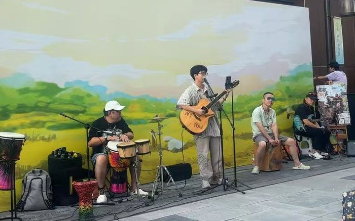 活动现场请来乐队驻唱。东城区人力社保局供图
