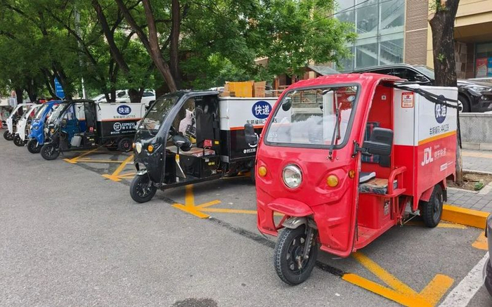 为京C快递三轮车打造的专用停放区。图/“北京东城”微信公众号