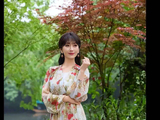 74岁赵雅芝晒春雨天户外美照，状态超好