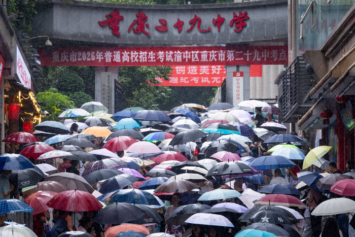 2026年6月7日，重庆，高考首场考试结束，考生冒雨走出考场。图/视觉中国