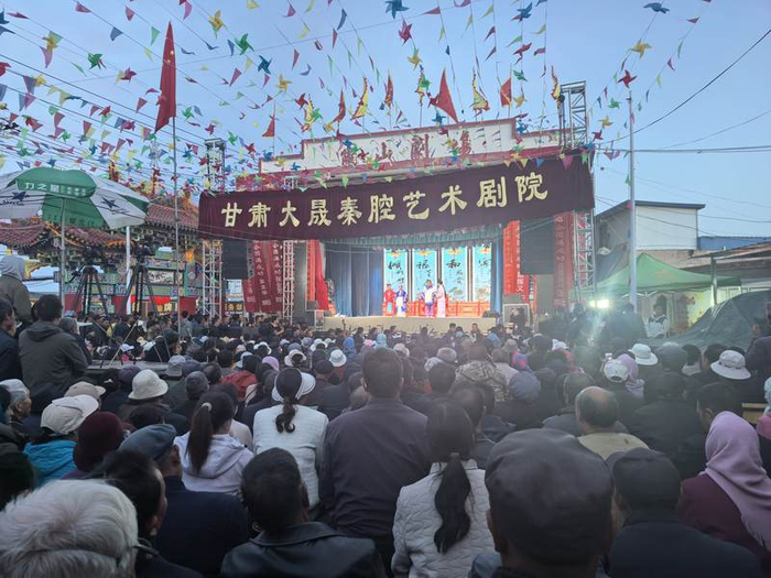 2026年5月26日，孟真的剧团在乡下演出。受访者供图