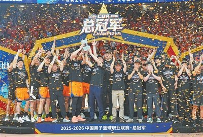   6月5日，上海队在颁奖仪式上庆祝胜利。  新华社记者 孟永民摄