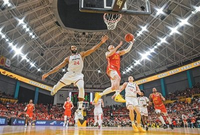   6月2日，浙江广厦队球员林秉圣(上右)在比赛中上篮。  新华社记者 江 汉摄