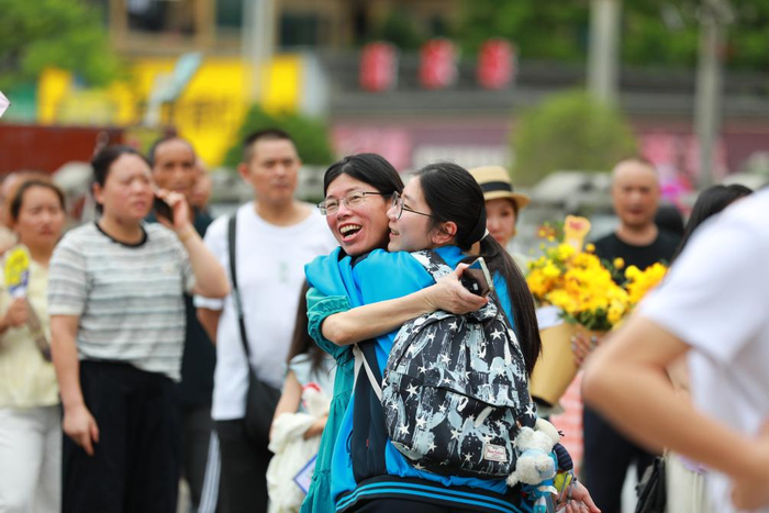 6月7日，在贵州省黔东南苗族侗族自治州凯里市第一中学考点，考生走出考场与家长拥抱。新华社发（吴贤燕 摄）