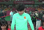 宋凯&邵佳一为武磊颁发百场纪念奖杯和球衣，武磊妻子惊艳抢镜