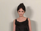 杨幂亮相 PRADA 深圳湾门店开幕酒会，身着秋冬系列黑色裙装，典雅动人