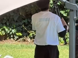 刘宇宁现身街头认真擦防晒引关注