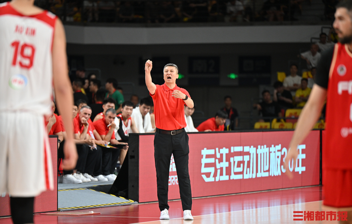 中国男篮主教练郭士强坐镇场边。（供图/余劭劼）