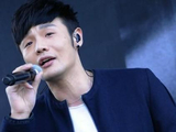 长相普通不爱张扬，仅凭一把吉他，李荣浩为何唱哭无数成年人?_天天娱乐