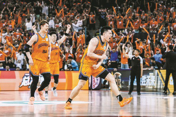             大鲨鱼队员庆祝夺冠 本版图片记者  李铭珅  摄          