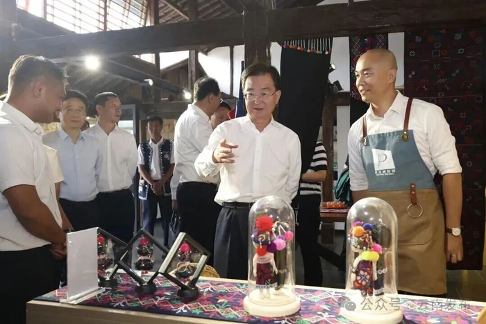 △6月4日，王宁在墨江县通关镇新武社区海尾、小寨村民小组调研农文旅融合发展情况