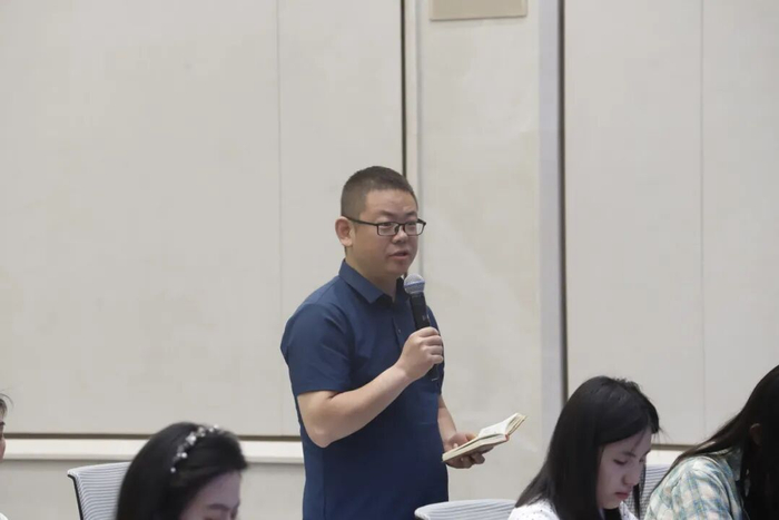 海报新闻记者：