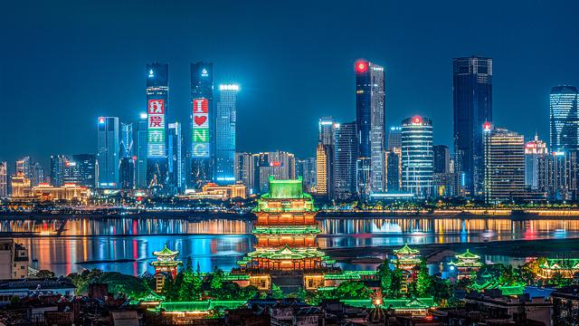 南昌“一江两岸”夜景。 视觉中国 图