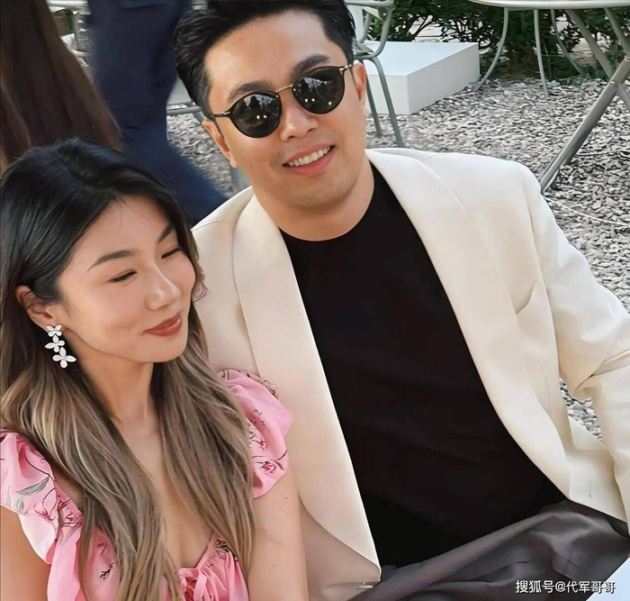  从曾经的郑恺前女友，到如今的幸福妻子和两个孩子的母亲，程晓玥经过多年的努力，成功地摆脱了过往的标签，走出了人生的低谷。她没有沉溺于过去的遗憾，而是专注于自己的生活，凭借自己的努力收获了属于自己的幸福。如今，二胎顺利诞生后，她的婚姻更加幸福，生活也成了现实版的人生赢家。她的故事让网友们看到了一个重要的道理：放下过去，专注自我，终会迎来更加美好的未来。