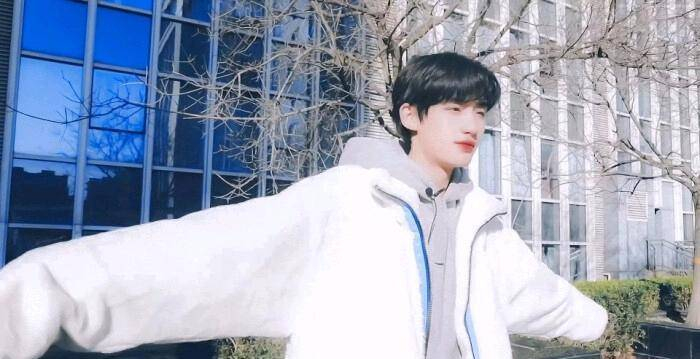 丁程鑫在去年的高考中，被北电2023级表演系成功录取，而今年的1月份，宋亚轩也将迎来自己的高考，在此也预祝他高考顺利，考取自己的理想分数！