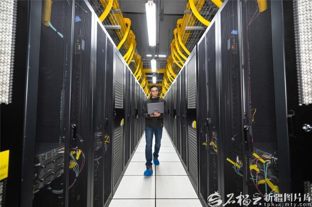 位于昌吉市的新疆国际融合算力中心，工作人员在IDC机房巡检。何龙摄