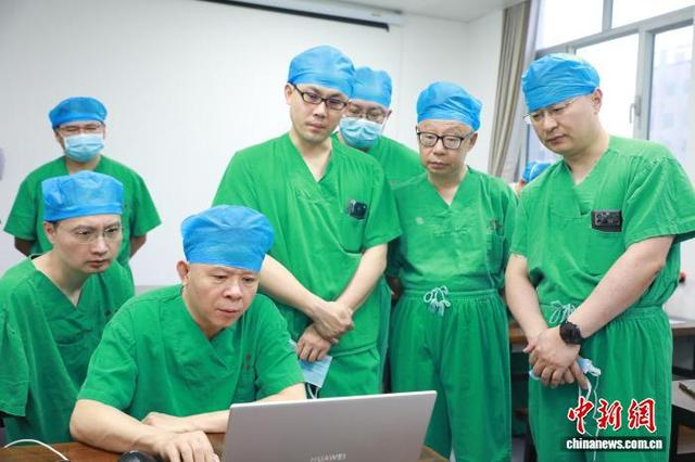 两地专家团队反复推演手术方案。浙大一院供图