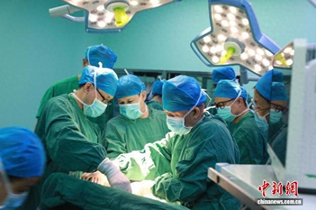 图为手术现场。浙大一院供图