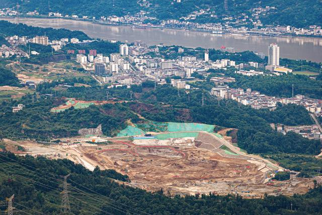 6月8日拍摄的三峡水运新通道工程三峡枢纽新通道施工现场。新华社 图
