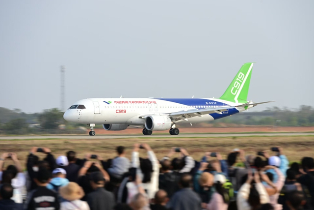 2025南昌飞行大会上，C919近距离驶过观众身旁。“当代江西”微信公众号 图