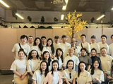 刘亦菲跨国赶同学会，一见恩师瞬间破防，合照主动谦让C位显本心