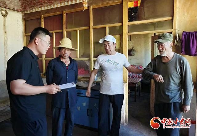 李岳峰（左一）走村入户，与村民面对面交流，详细了解他们的生活近况（资料图）