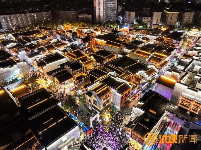 南昌万寿宫历史街区夜景。洪观新闻 图