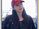 董璇现身机场，白色裙子搭配红鞋红帽子，笑起来很甜，眼里有光！_新闻