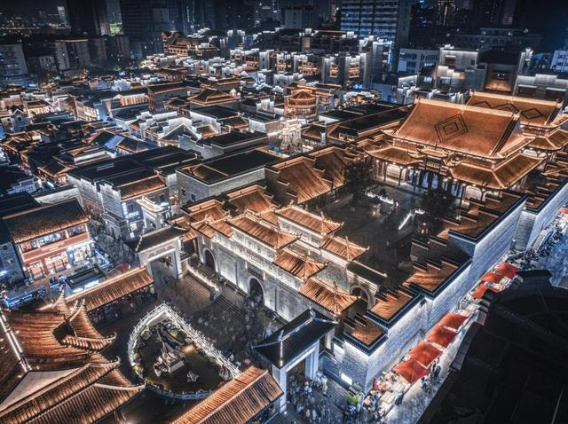 南昌万寿宫历史街区夜景。视觉中国 图