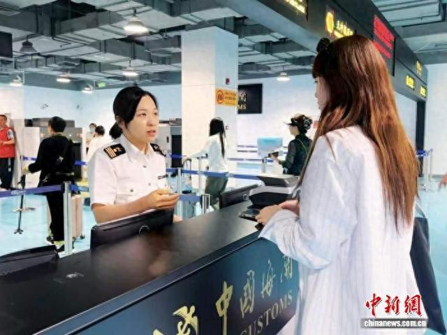 旅客在邮轮港办理登船手续。 张宁宇 摄