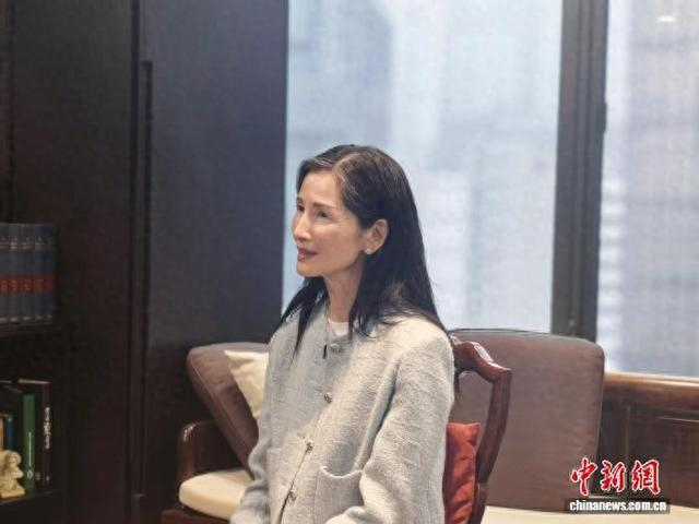 近日，香港模特曾宝珍接受中新社记者专访，分享她的成长经历与作为模特的职业故事。中新社记者 邱兆翔 摄