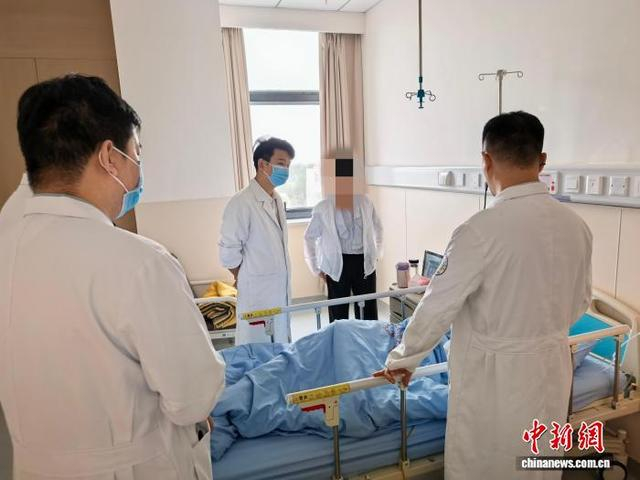 李哲勇在查房。凡豫新 摄