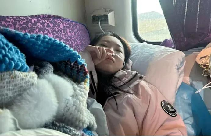 一名乘客通过管道吸入氧气