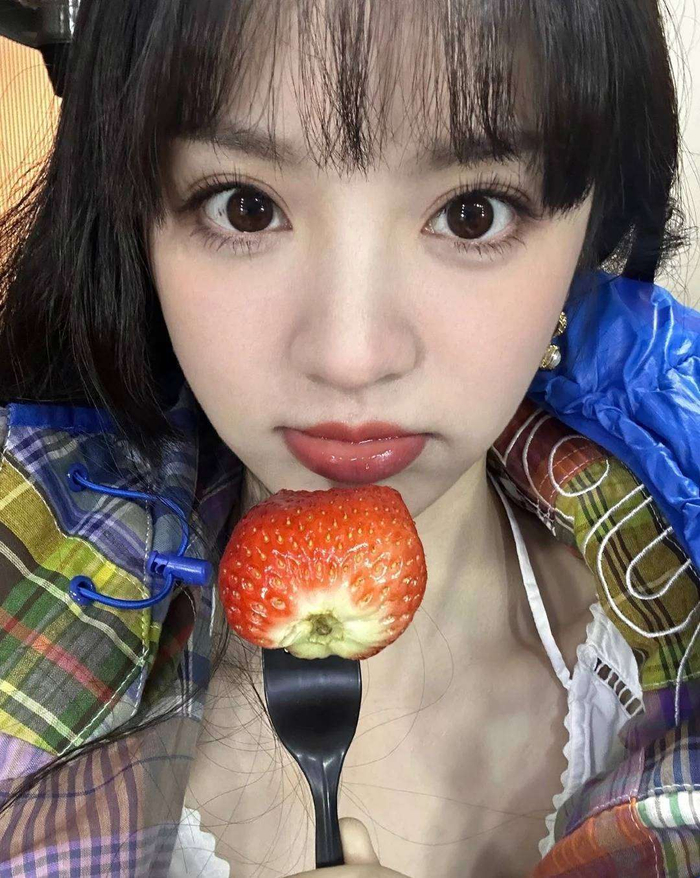 如今，全网都在玩这个梗：美妆博主纷纷推出美到吓一跳的高光教程，Gucci同款丝巾卖到断货，连素人自拍也要配文今天田曦薇附体。有人翻出她早年参加综艺时自嘲我也就六七分美丽，对比如今的名场面，笑称姐姐终于认清自己颜值。实际上，大家爱她的，从来不是那种完美无瑕的精致感，而是这种突然被自己美到的真实——就像某天早晨，我们对镜子偷偷发现今天状态不错的小确幸，只不过田曦薇把这份少女心放大成了全民狂欢。在AI换脸和精修图泛滥的时代，这份不刻意的惊艳，反而成为最稀缺的宝藏。